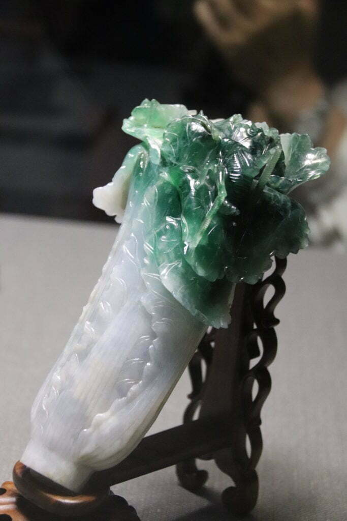 A carving of a cabbage with with white and green jadeite